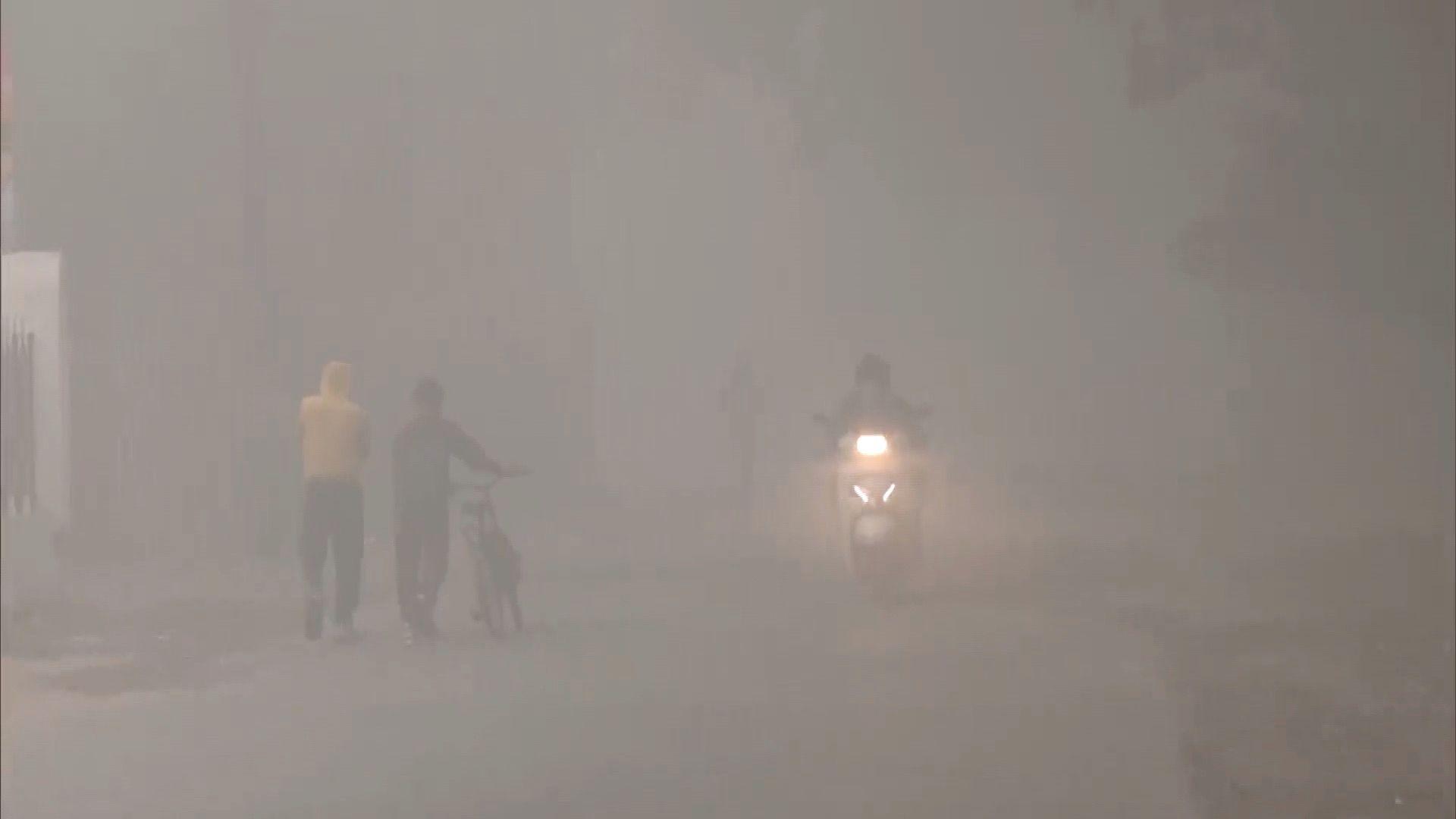 As thick fog covers northern India, 250 flights are struck in Delhi, and four people are killed in Haryana.